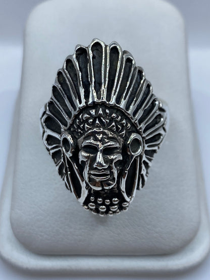 Anillo de plata .950 con rostro de guerrero azteca y tocado radiante, vista frontal