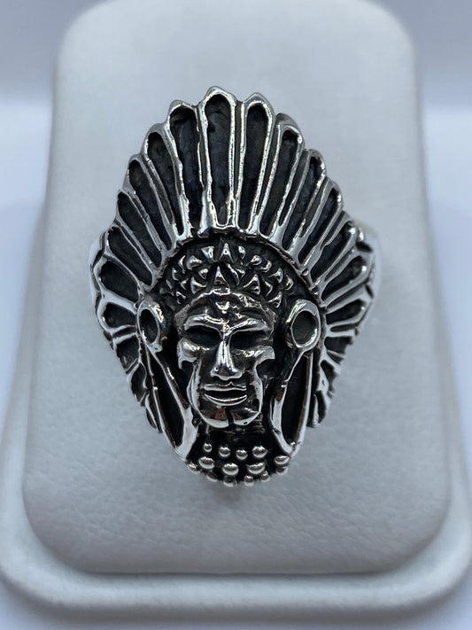 Anillo de plata .950 con rostro de guerrero azteca y tocado radiante, vista frontal