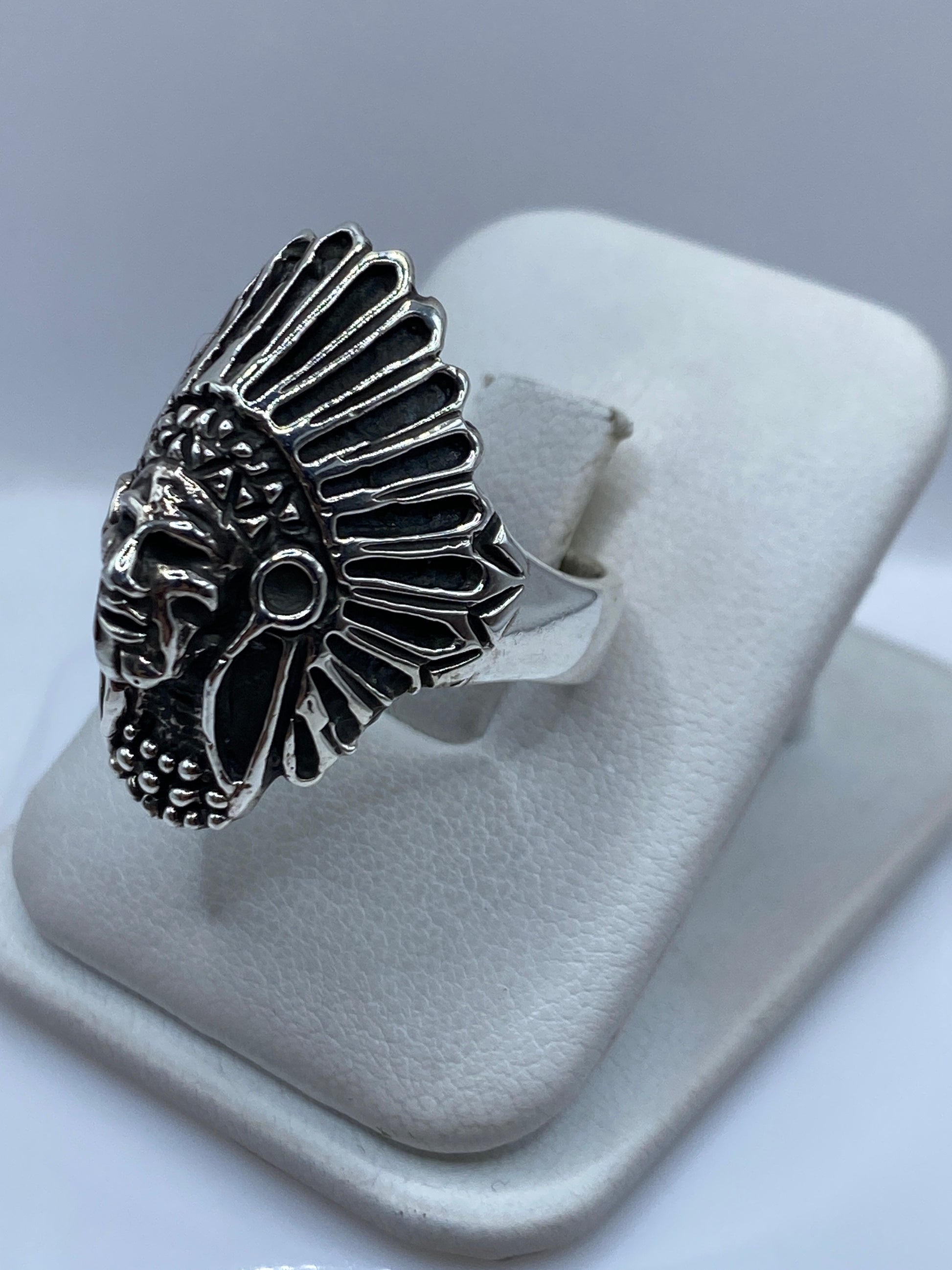 Detalle lateral del anillo prehispánico mostrando el acabado pulido y oxidado artesanal