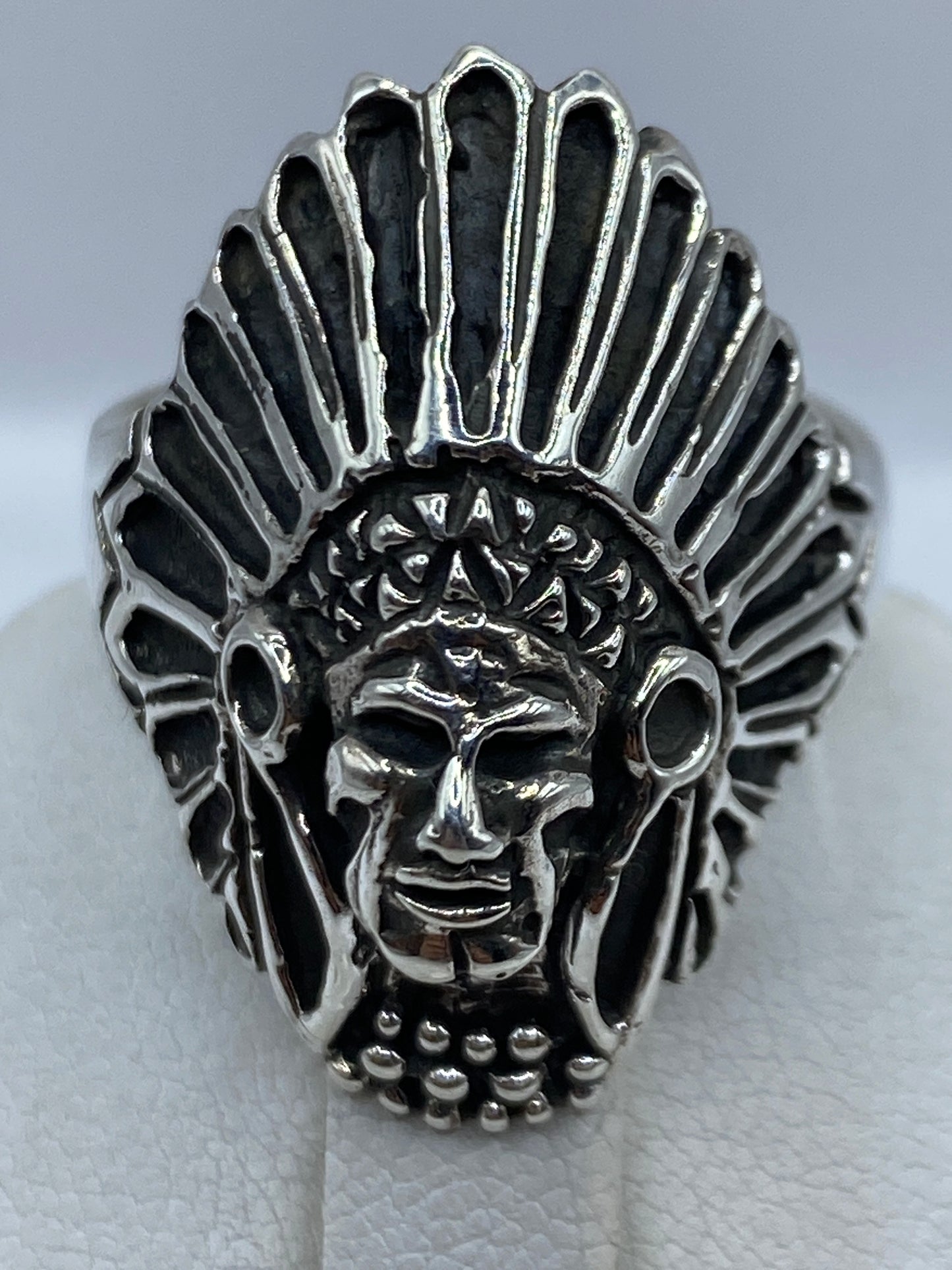 Anillo en la mano mostrando el peso y presencia de la pieza maciza de 15.1 g
