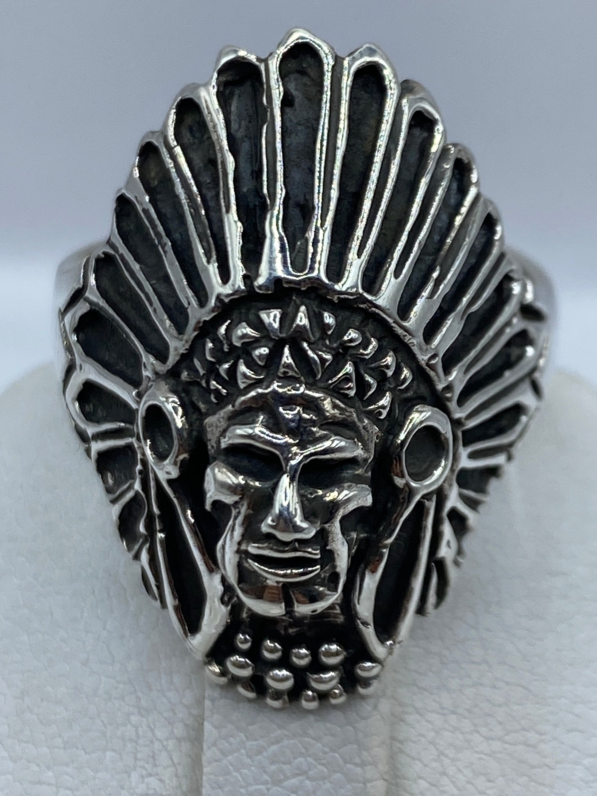 Anillo en la mano mostrando el peso y presencia de la pieza maciza de 15.1 g