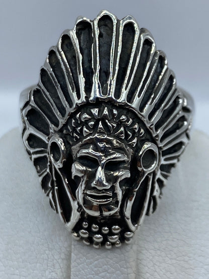 Anillo en la mano mostrando el peso y presencia de la pieza maciza de 15.1 g