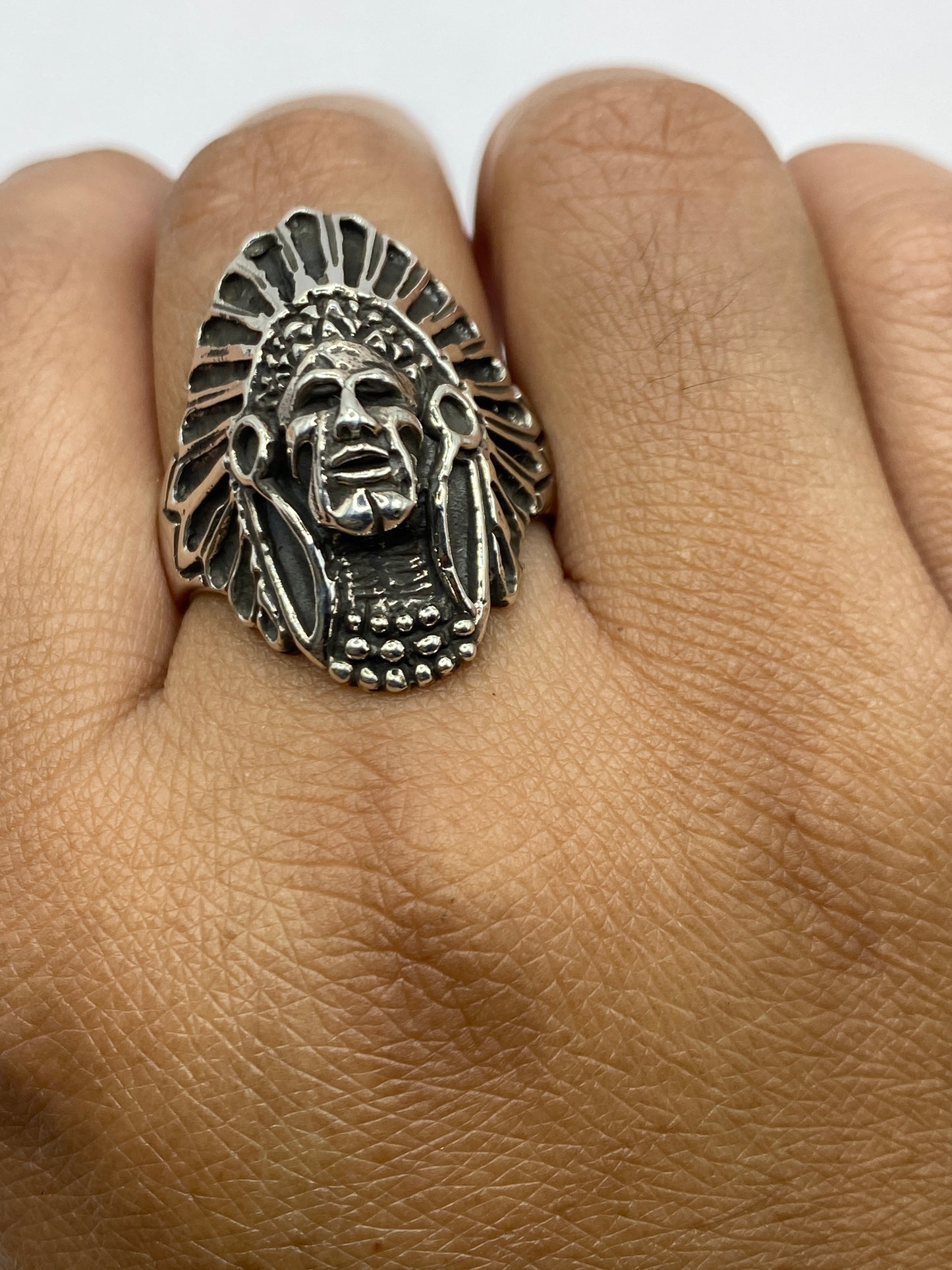 Anillo sobre fondo gris con escala de peso confirmando pureza .950