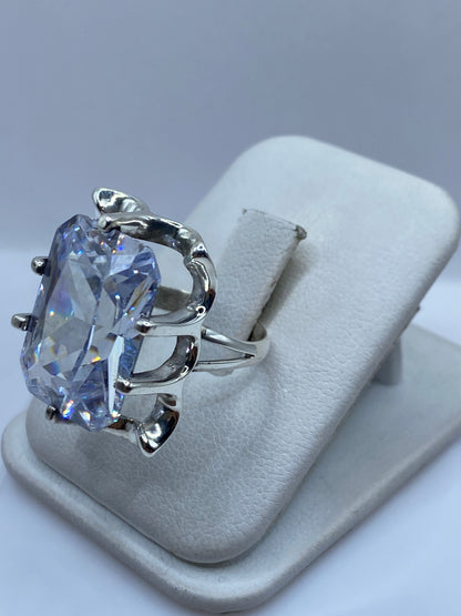 Anillo solitario de plata .925 desde vista lateral mostrando el aro ensanchado