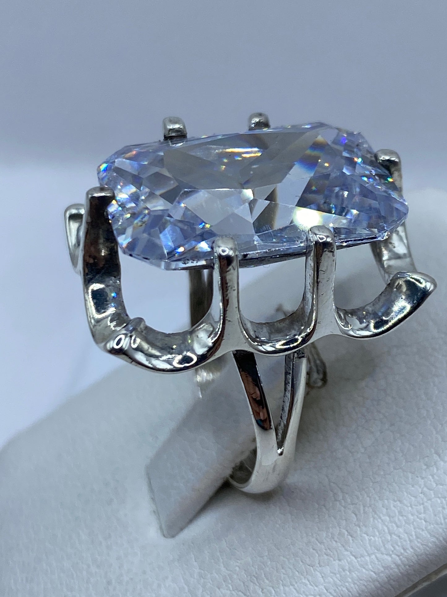 Detalle del engaste artesanal de circonia cristalina en plata de Taxco