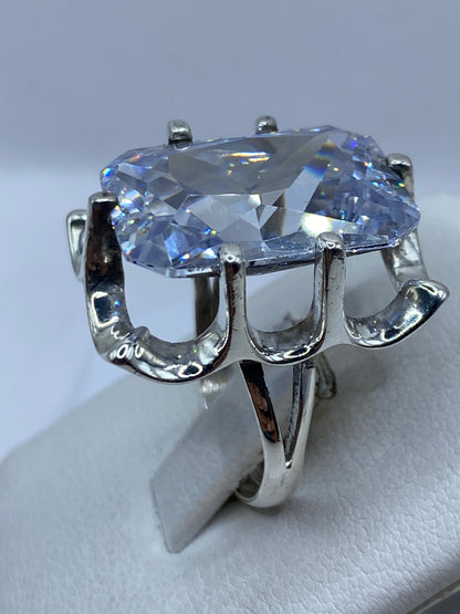 Detalle del engaste artesanal de circonia cristalina en plata de Taxco