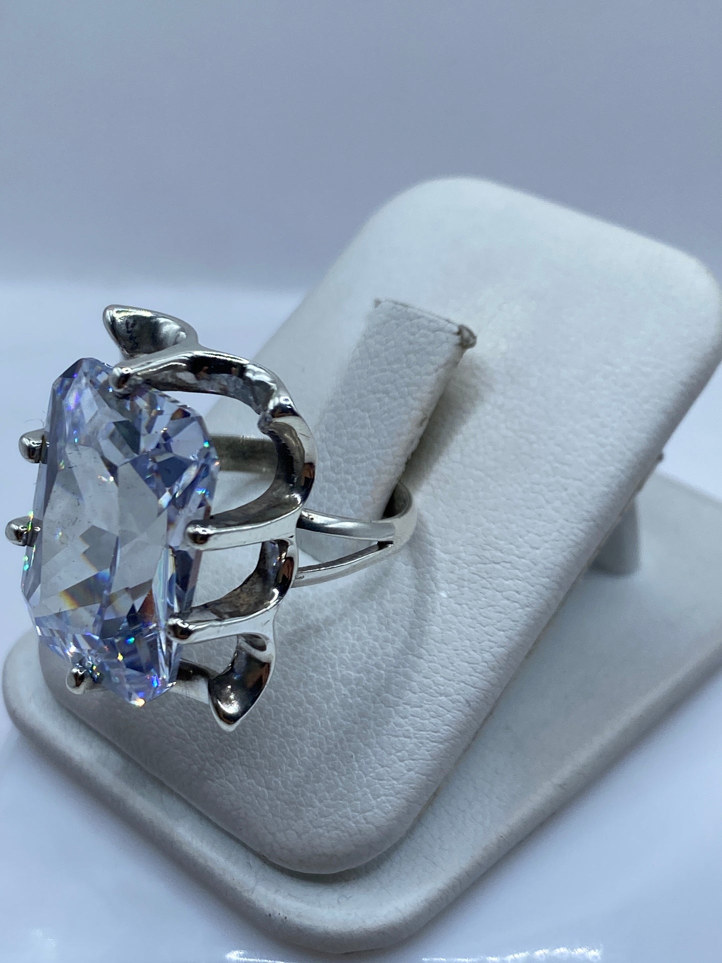 Detalle del frente del anillo de plata con circonia brillante, vista superior
