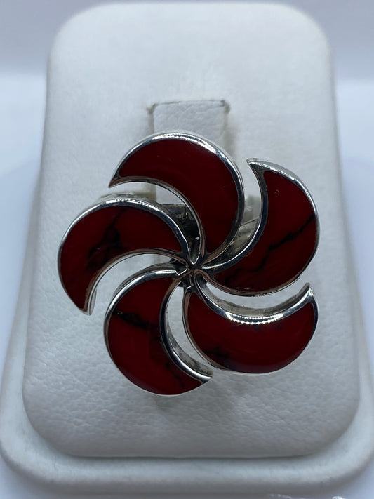 Anillo floral de plata con cinco pétalos de coral rojo en estuche blanco