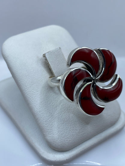 Detalle del engaste de coral rojo en plata .925, diseño floral ajustable