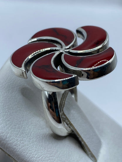 Anillo de coral rojo en la mano mostrando el movimiento de los pétalos