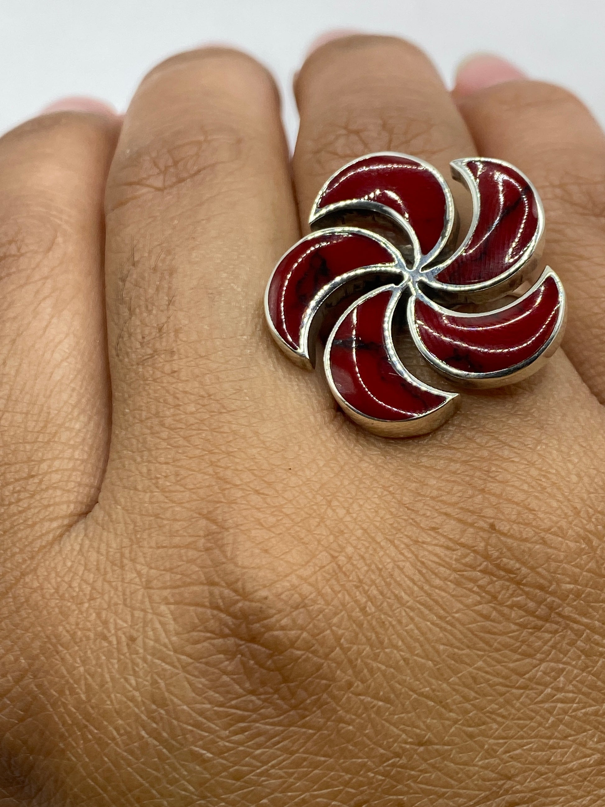 Vista cenital del anillo floral de coral, sobre fondo gris profesional