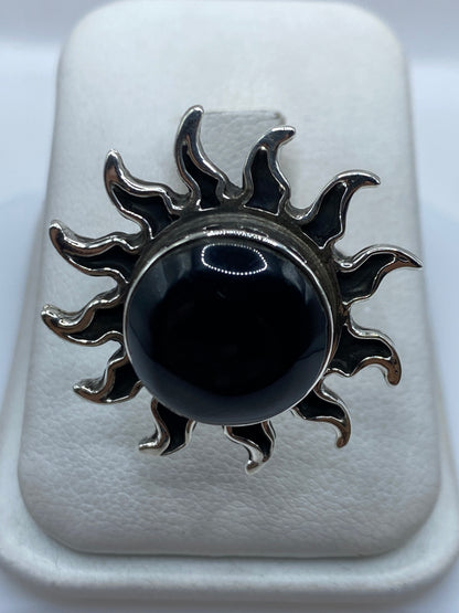 Anillo mariposa de plata .925 con textura artesanal profunda, vista frontal sobre fondo blanco