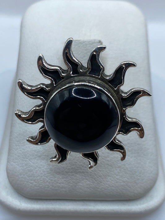 Anillo mariposa de plata .925 con textura artesanal profunda, vista frontal sobre fondo blanco