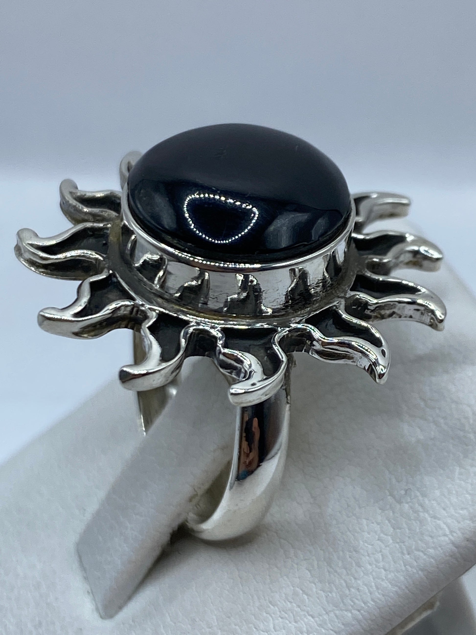 Anillo mariposa en la mano de una mujer adulta, demostrando proporción y presencia