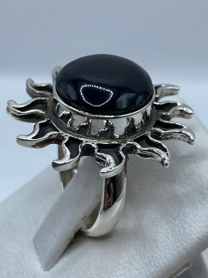Anillo mariposa en la mano de una mujer adulta, demostrando proporción y presencia
