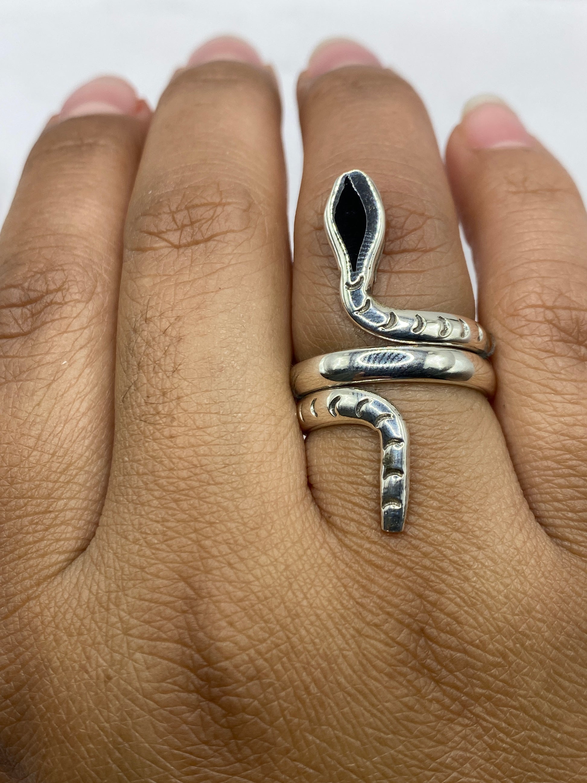 Anillo sobre fondo neutro mostrando el sello 925 y el ónix natural