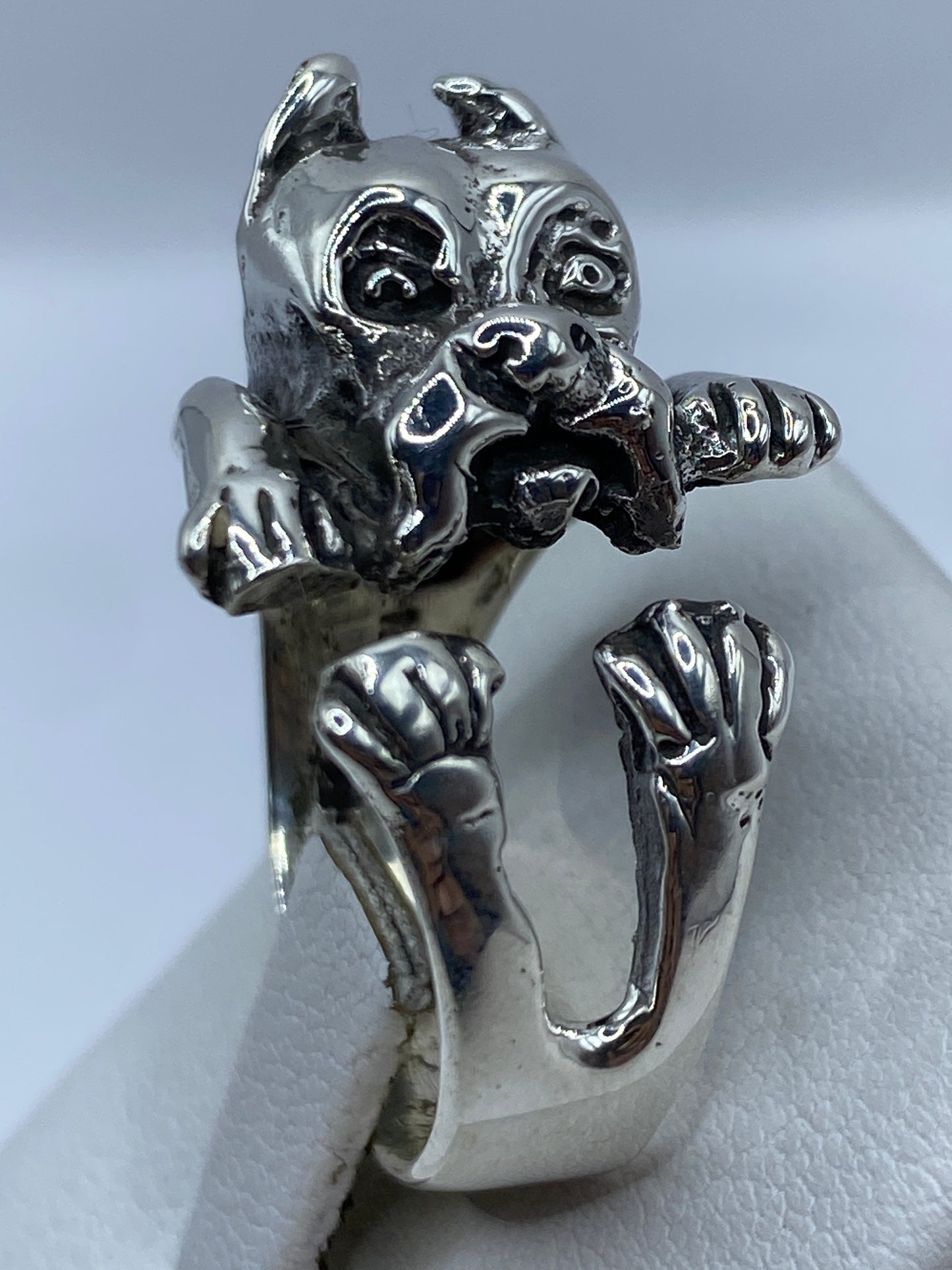 Anillo prehispánico en plata sobre fondo blanco con marca de sello .925
