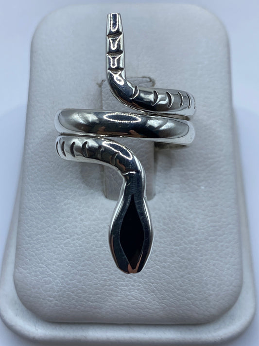 Anillo de plata serpiente con ónix negro sobre estuche blanco, vista frontal