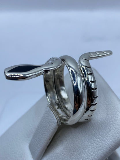 Anillo de ónix negro en plata .925 colocado en dedo, mostrando el movimiento de la forma