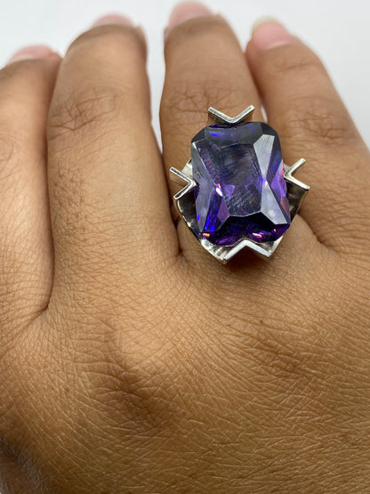 Anillo de circonia morada en fondo blanco, vista superior de facetas brillantes