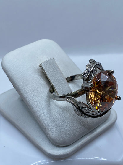Perfil lateral del anillo mostrando la banda de hojas talladas a mano en plata .925