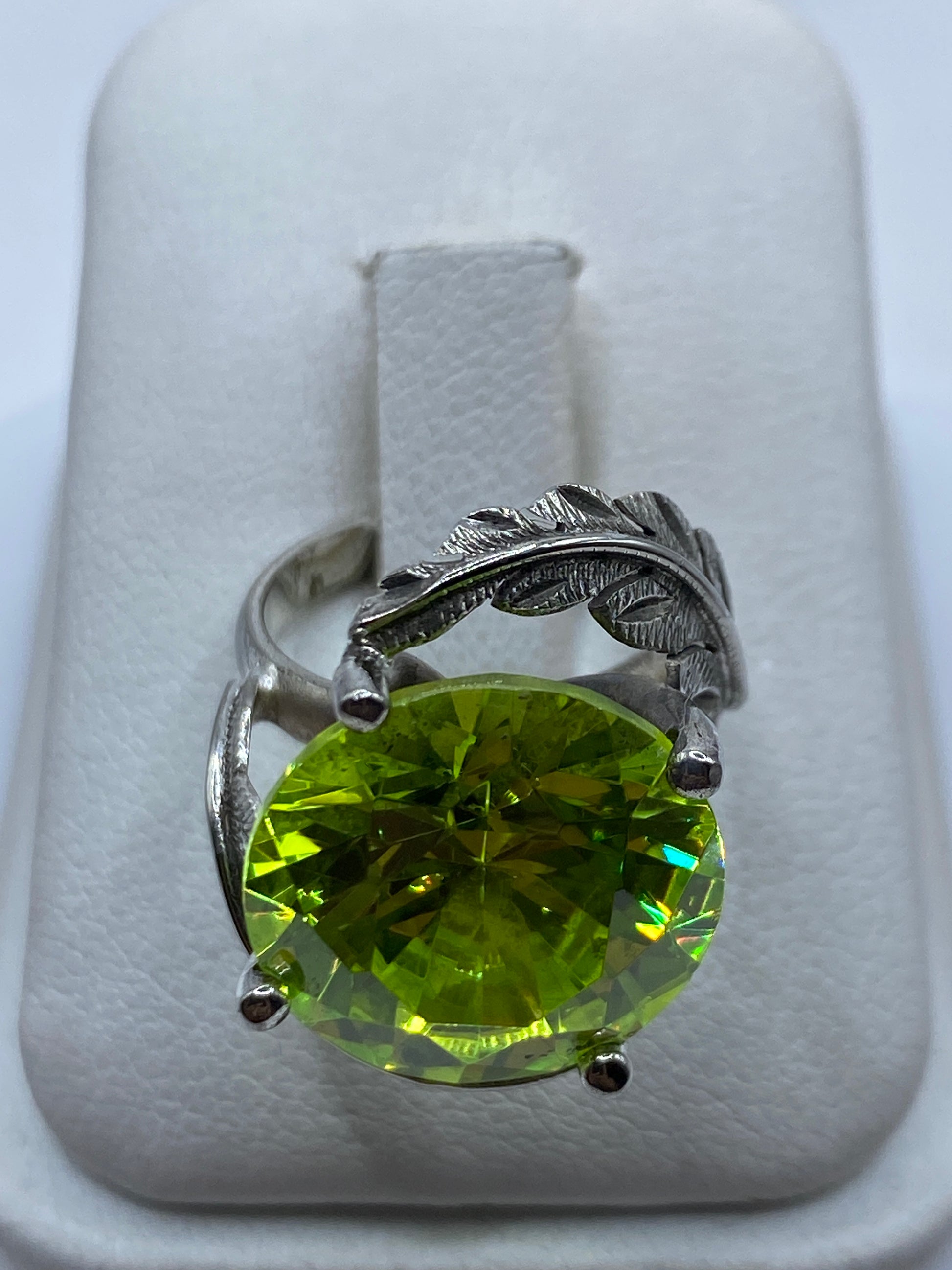 Anillo de plata .925 con circonia verde limón facetada en estuche blanco