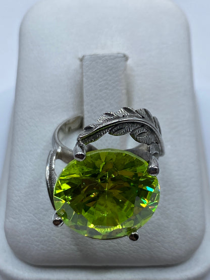 Anillo de plata .925 con circonia verde limón facetada en estuche blanco