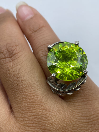 Anillo sobre superficie blanca mostrando sello .925 de autenticidad
