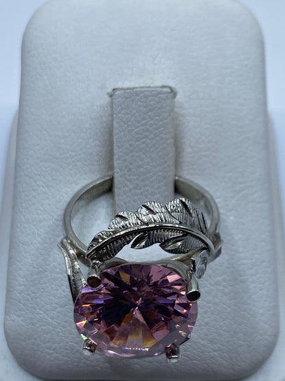 Anillo de plata solitario con circonia rosa facetada sobre dedo de mujer