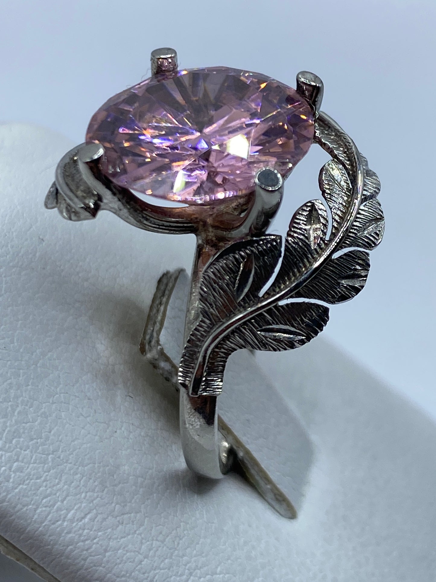 Detalle lateral del anillo con alas en plata .925 y circonia brillante