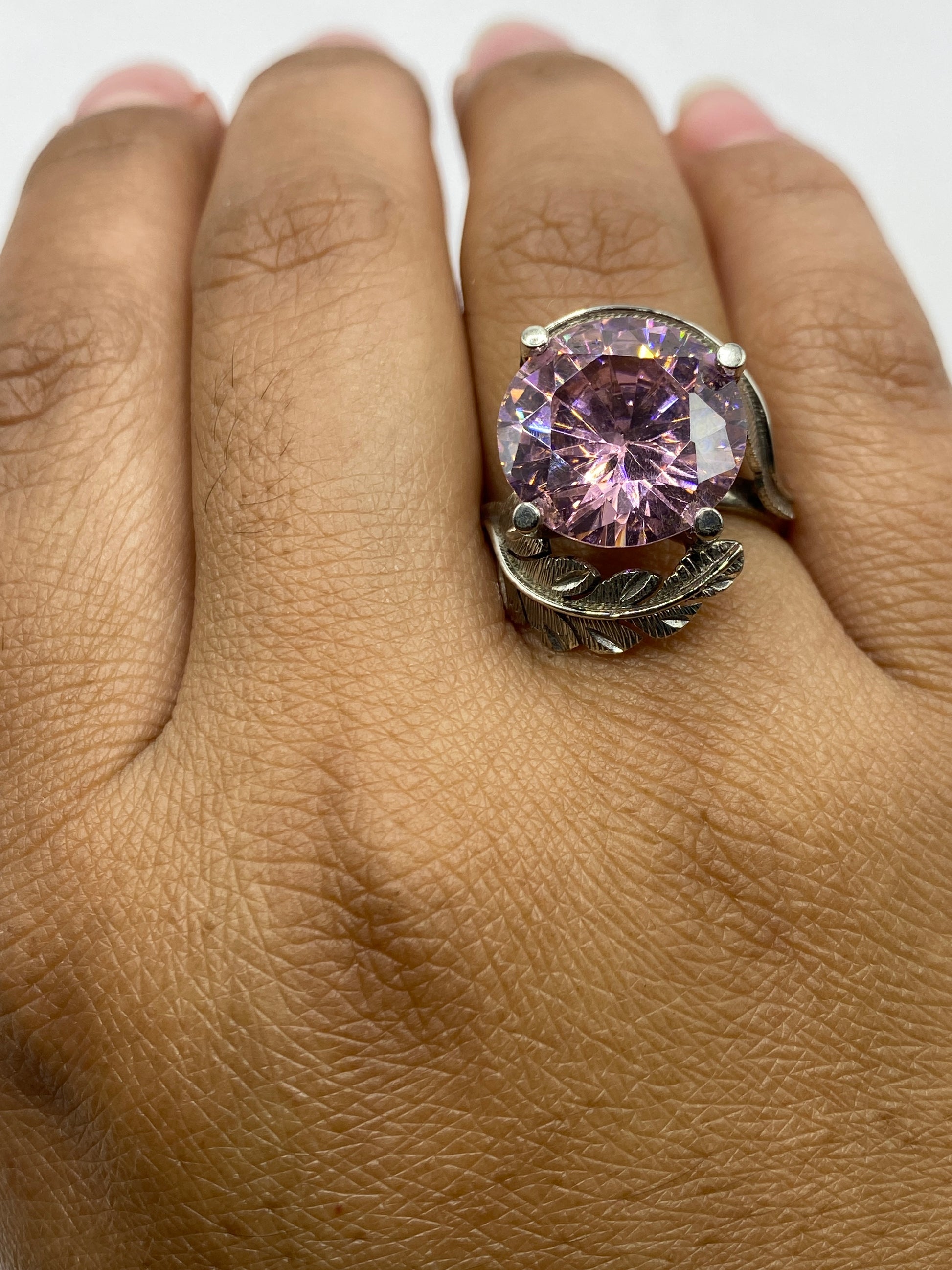 Anillo solitario circonia rosa sobre fondo blanco mostrando el sello 925