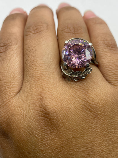 Anillo solitario circonia rosa sobre fondo blanco mostrando el sello 925