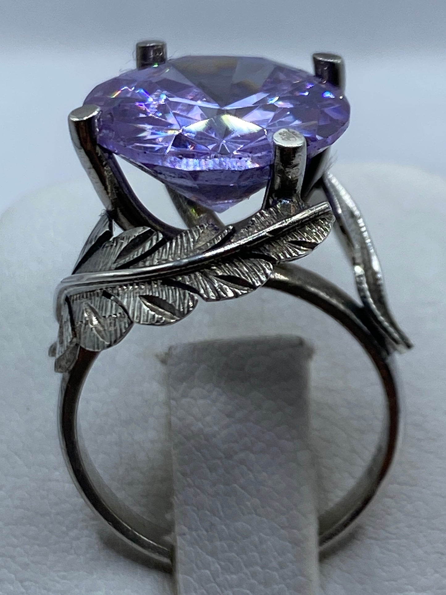 Anillo de plata solitario con circonia lavanda facetada, visto desde arriba