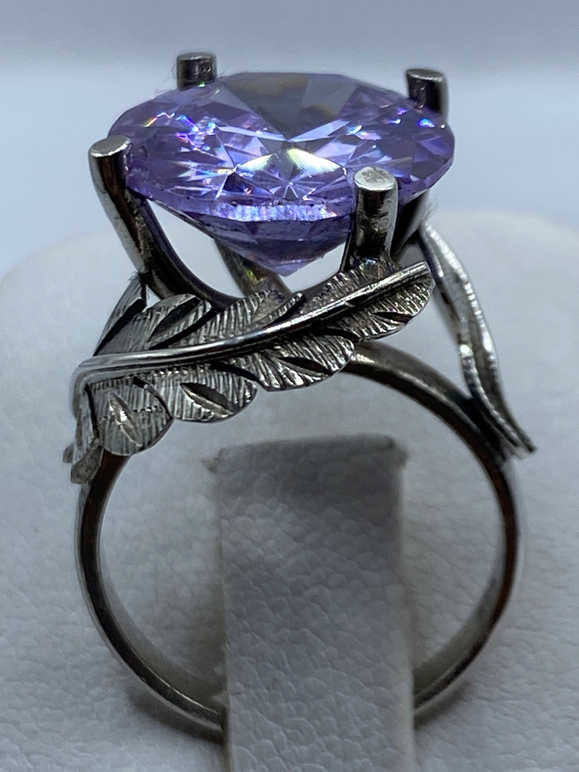 Anillo de plata solitario con circonia lavanda facetada, visto desde arriba