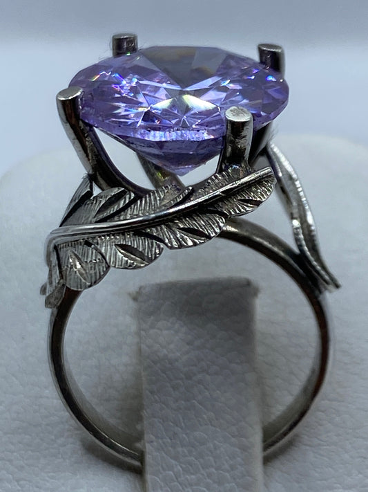 Anillo de plata solitario con circonia lavanda facetada, visto desde arriba