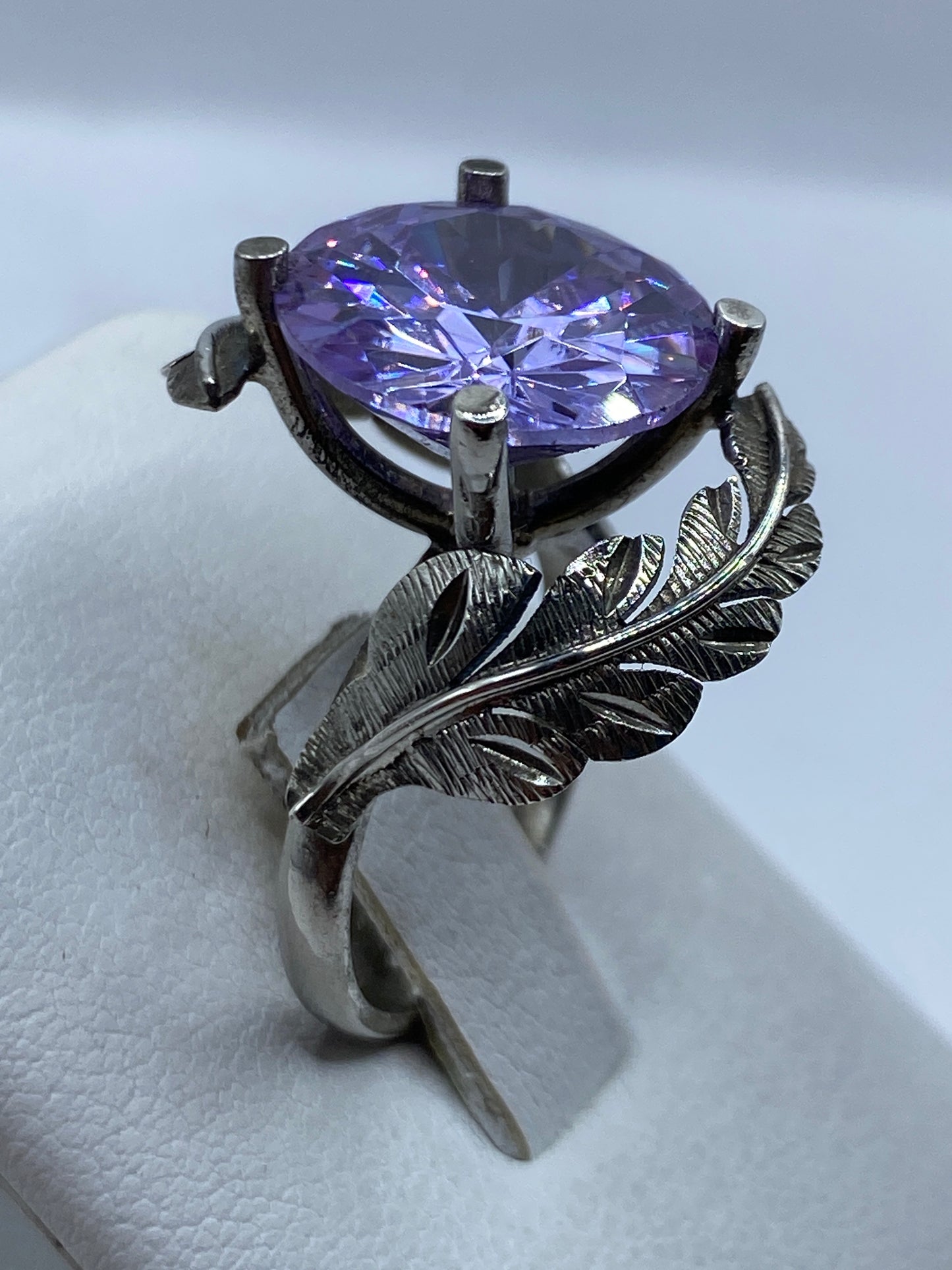 Detalle del engaste y facetas de la circonia lavanda en plata .925