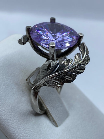 Detalle del engaste y facetas de la circonia lavanda en plata .925