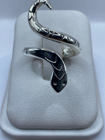 Anillo ajustable de plata con serpiente prehispánica de doble cabeza tallada a mano