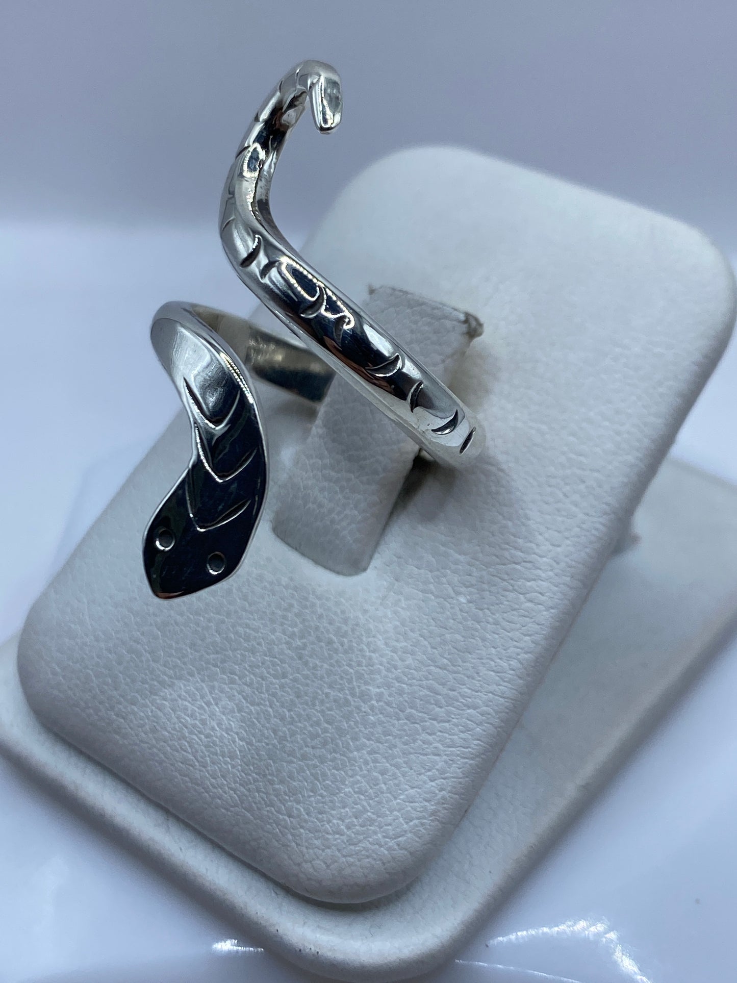Detalle del tallado manual de la serpiente en plata .925 con acabado pulido