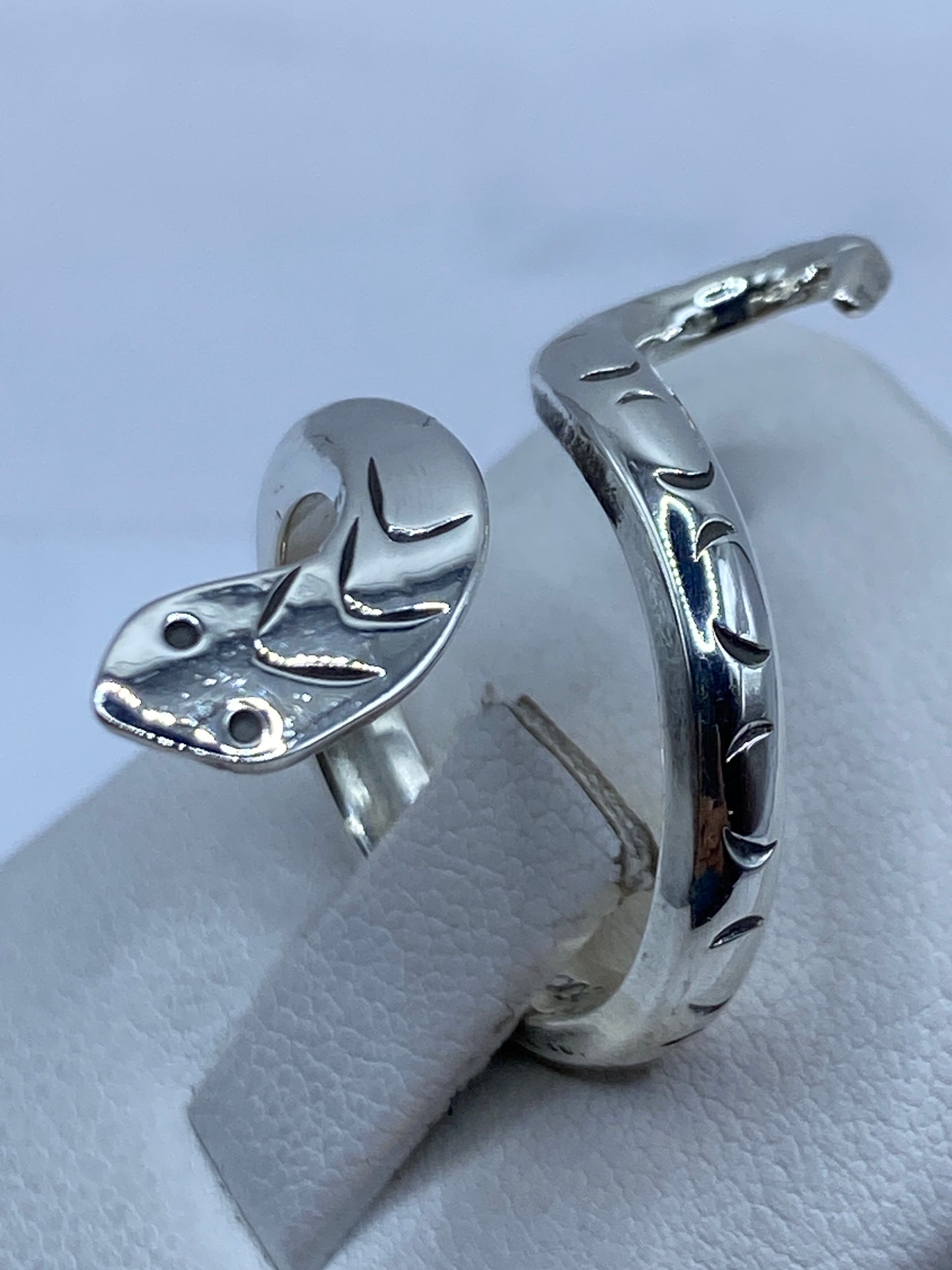 Anillo serpiente en la mano mostrando el ajuste versátil y el sello .925 MEXICO