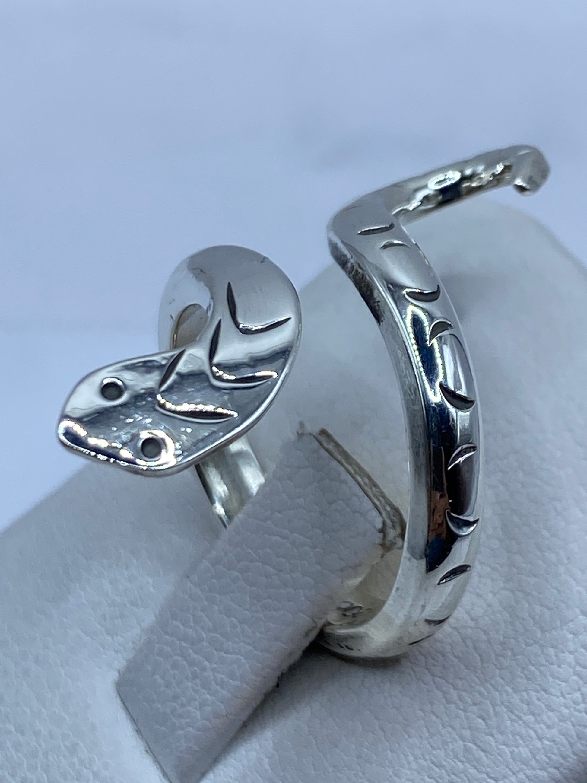 Anillo serpiente en la mano mostrando el ajuste versátil y el sello .925 MEXICO