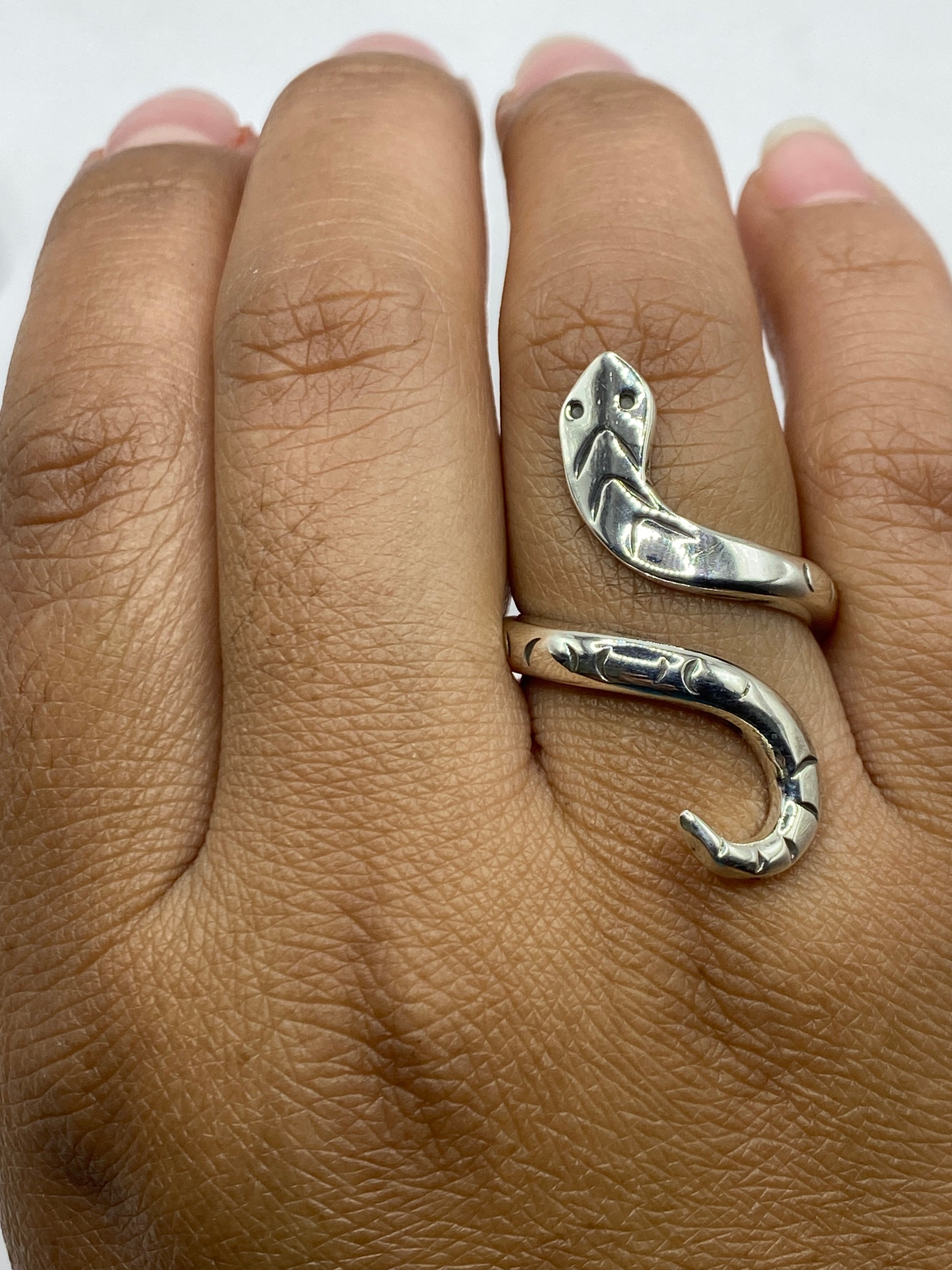Anillo completo sobre fondo blanco con las dos cabezas de la serpiente prehispánica visibles