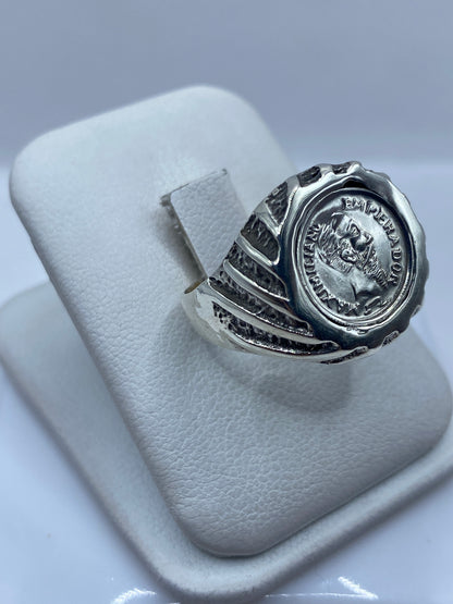 Anillo vintage con grabado de emperador romano en moneda, detalle lateral