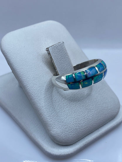 Vista lateral del anillo unisex mostrando la profundidad de la iridiscencia azul