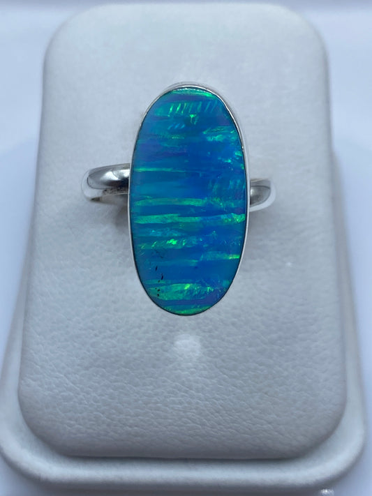 Anillo de plata con ópalo de fuego azul cielo en caja de presentación blanca