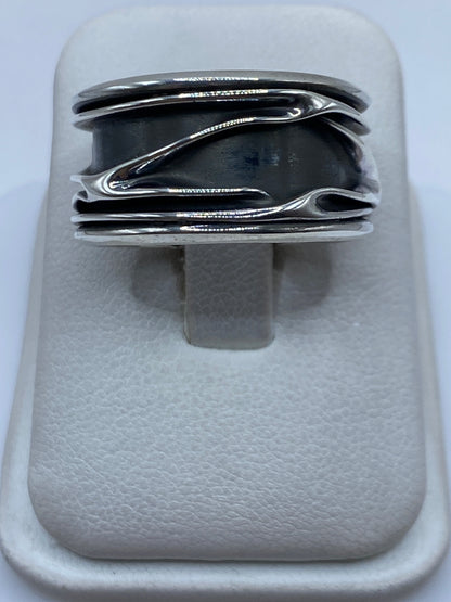 Anillo de plata .925 con bandas superpuestas en vista superior, mostrando el pulido detallado