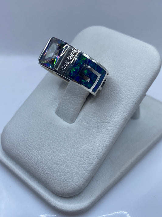 Detalle lateral del anillo coctel en plata pura, revelando la banda y el acabado martillado artesanal