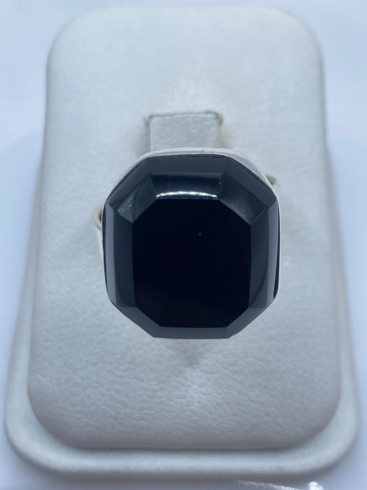 Anillo de plata .925 con ónix negro pulido en estuche de presentación