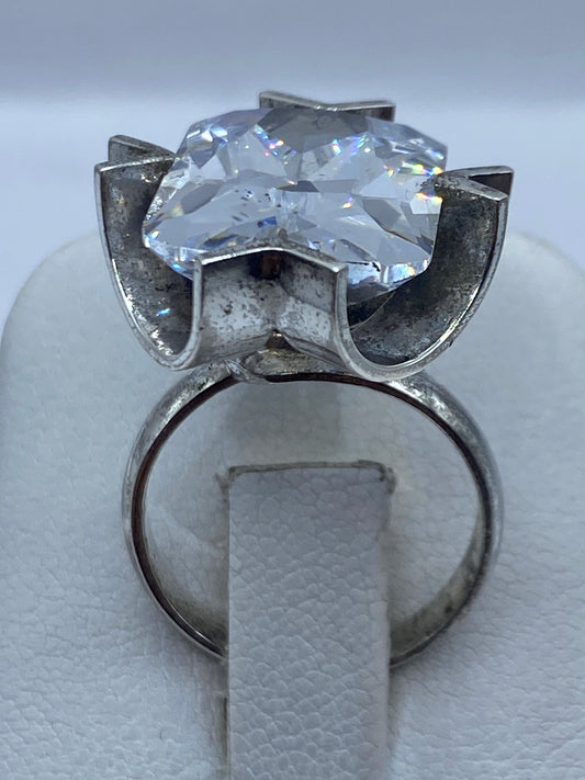 Anillo de plata solitario con circonia cristalina facetada vista desde arriba