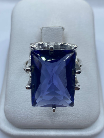 Anillo de plata solitario con circonia morada facetada en estuche